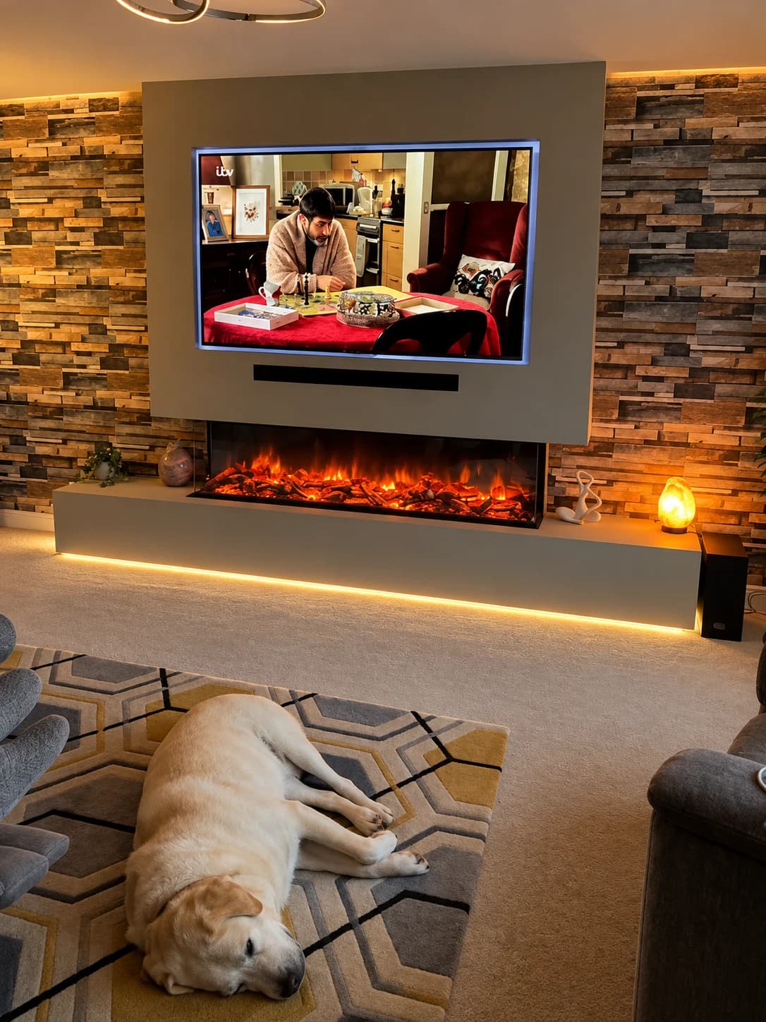 Taş Duvarlı TV Panelli 2D Elektrikli Şömine