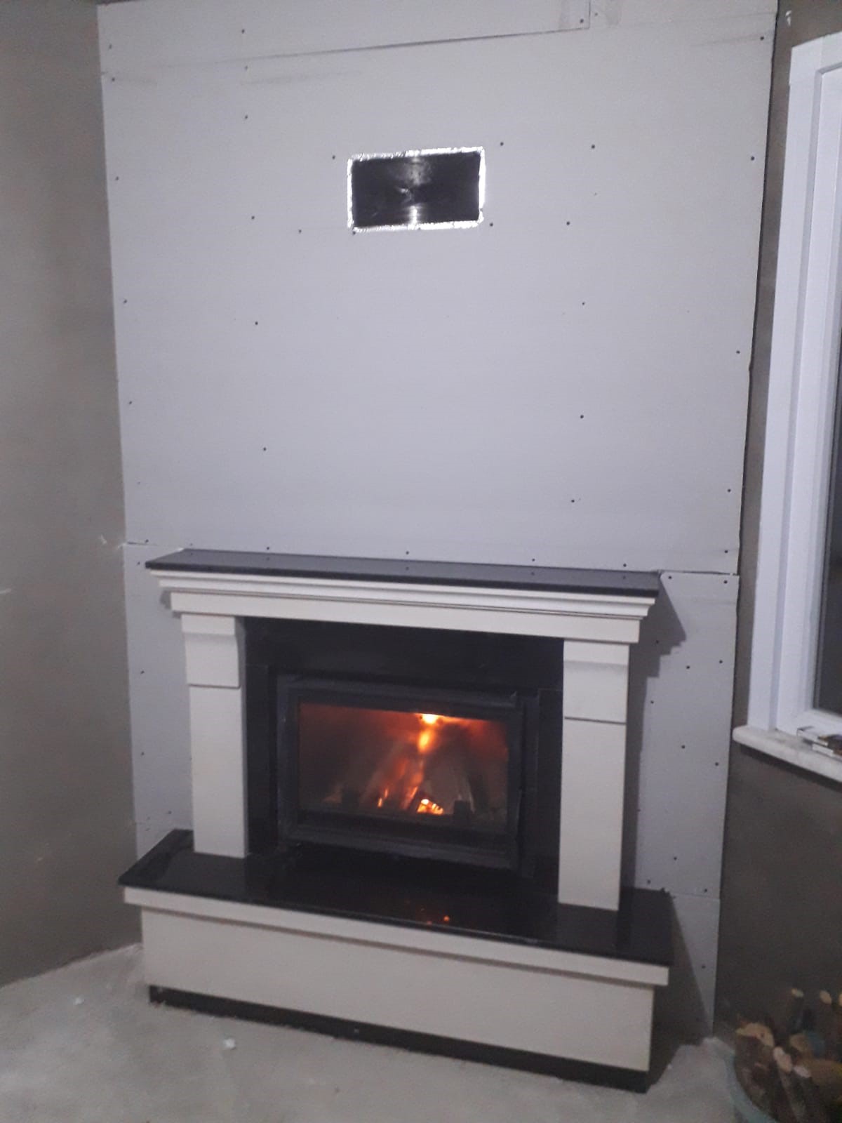 Limra Taşlı Siyah Granit Küpeşteli 70 cm Şömine - KLS25 1 Limra Taşlı Siyah Granit Küpeşteli 70 cm Şömine - KLS25