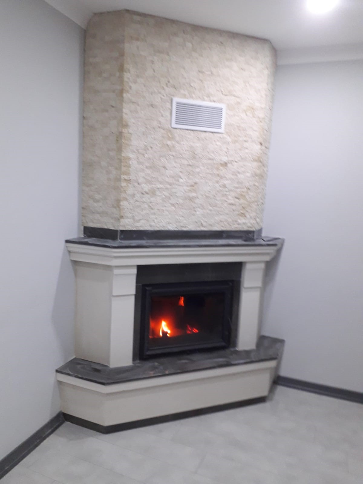 Limra Taşlı Siyah Granitli 70 cm Klasik Köşe Şömine - KLS85 1 Limra Taşlı Siyah Granitli 70 cm Klasik Köşe Şömine - KLS85